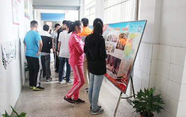 蚌埠三中举办国防教育图片展活动