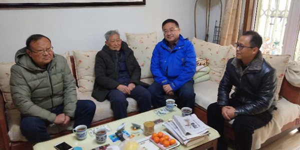 弘扬中华传统美德  蚌埠三中春节慰问老同志